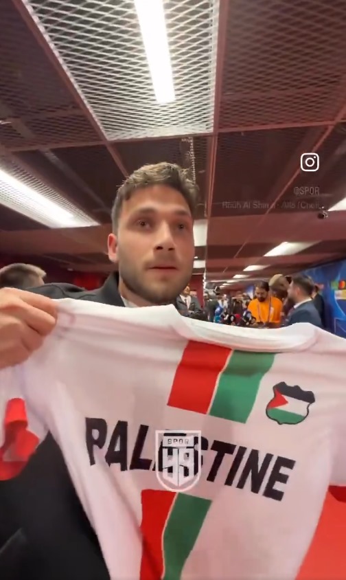 شبكة تركية تزعم رفض محمد صلاح التوقيع على قميص فلسطين