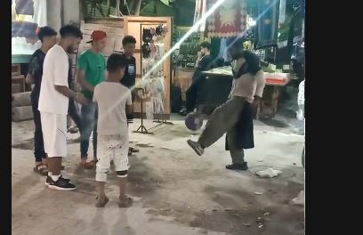 فيديو لشاب مشرد يبهر المارة بمهاراته في الكرة بالجيزة.