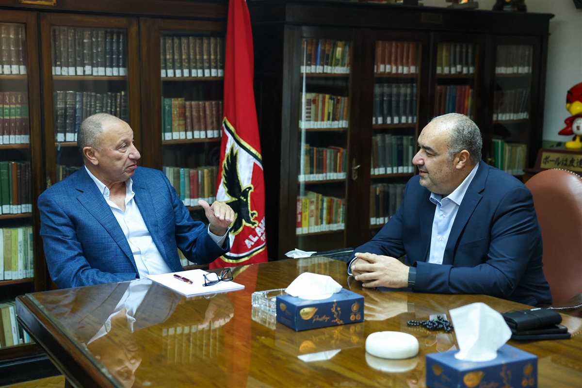 الخطيب يستقبل عددا من المرشحين المحتملين لخوض انتخابات الأهلي