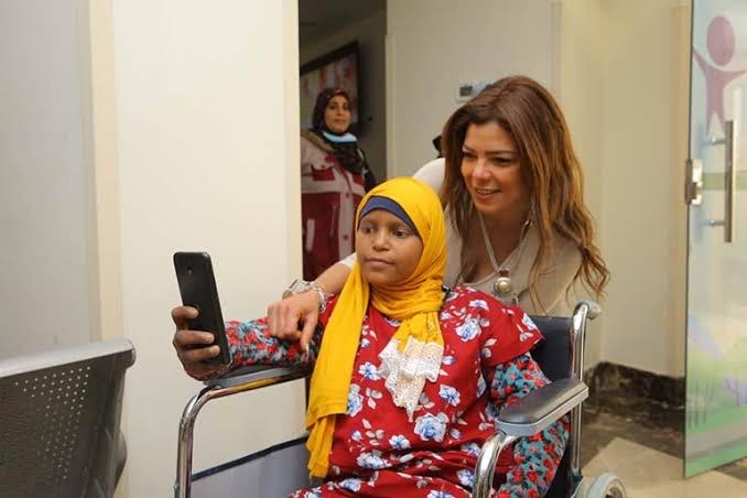 الفنانة ناهد السباعي تدعم متحدى السرطان بالأقصر