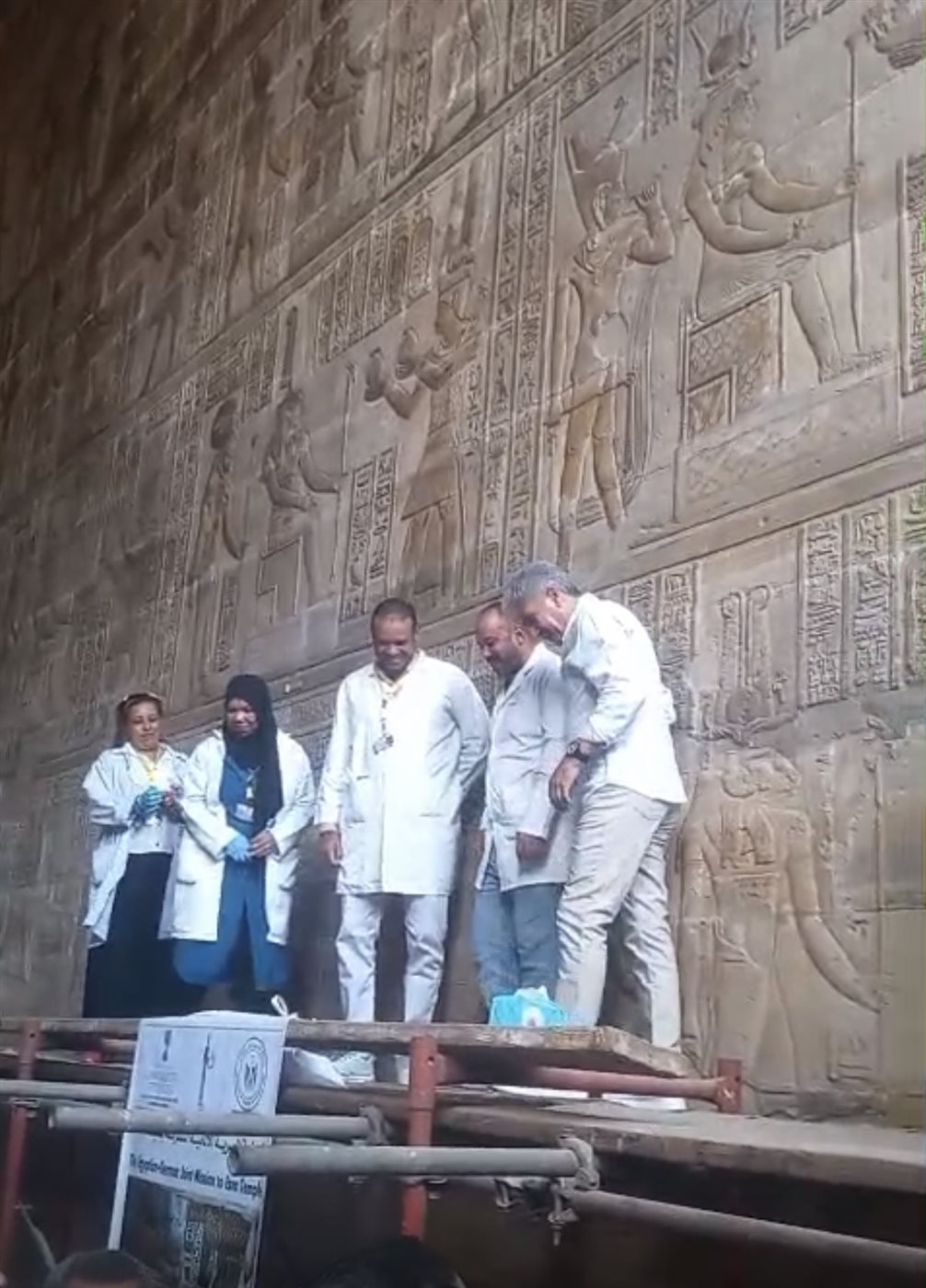 وزير السياحة على السقالات وسط المرممين