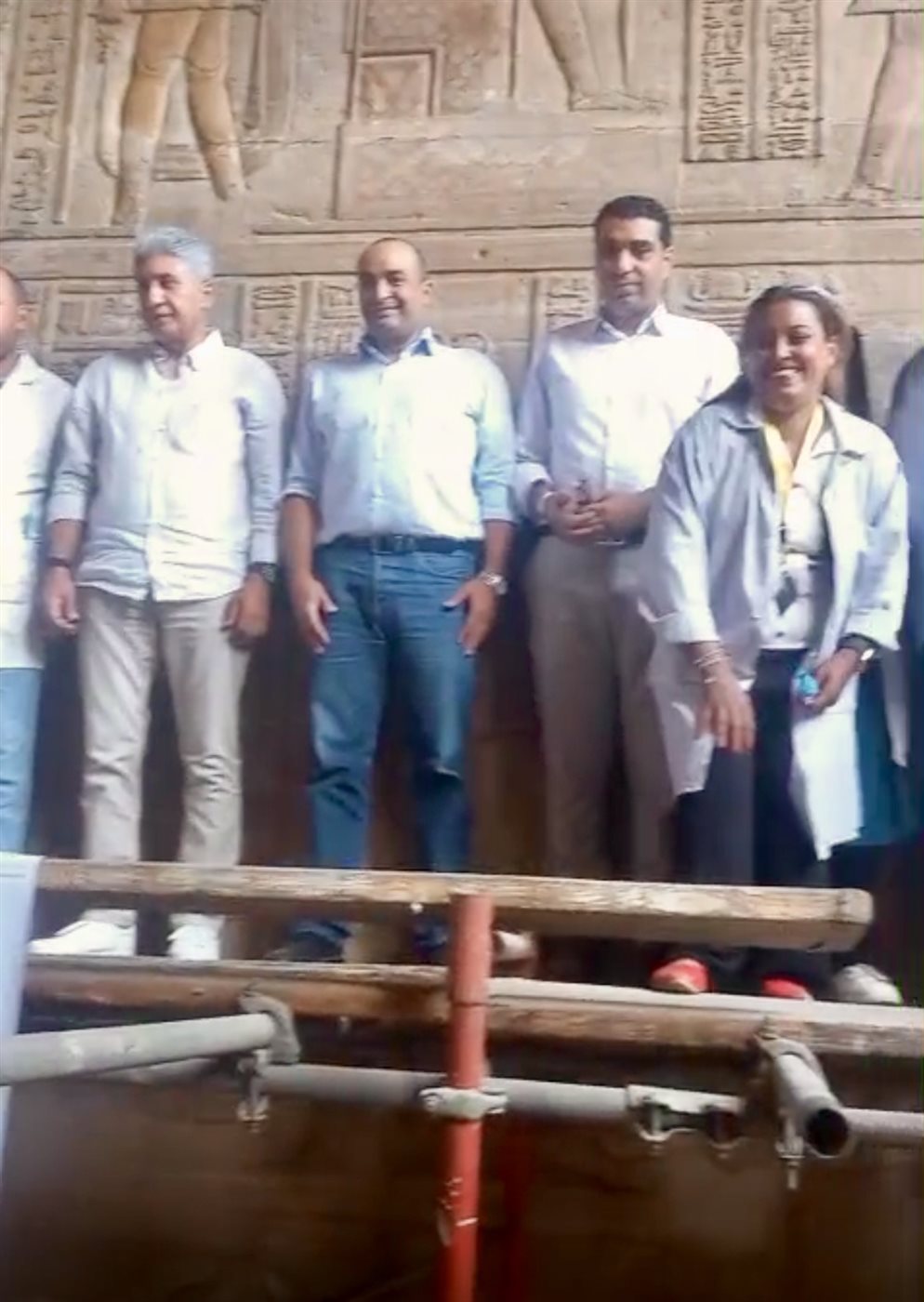 وزير السياحة على السقالات وسط المرممين