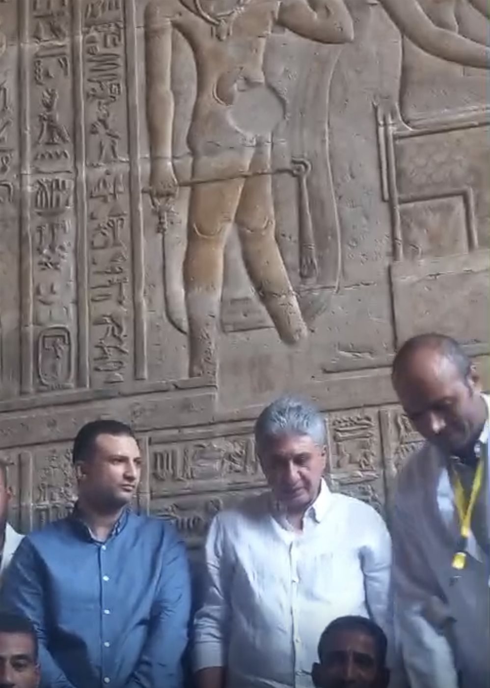 وزير السياحة على السقالات وسط المرممين