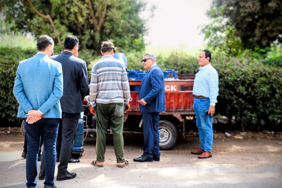 محافظ الدقهلية يوقف بائع أسطوانات غاز بمنية النصر للتأكد من الوزن والمواصفات