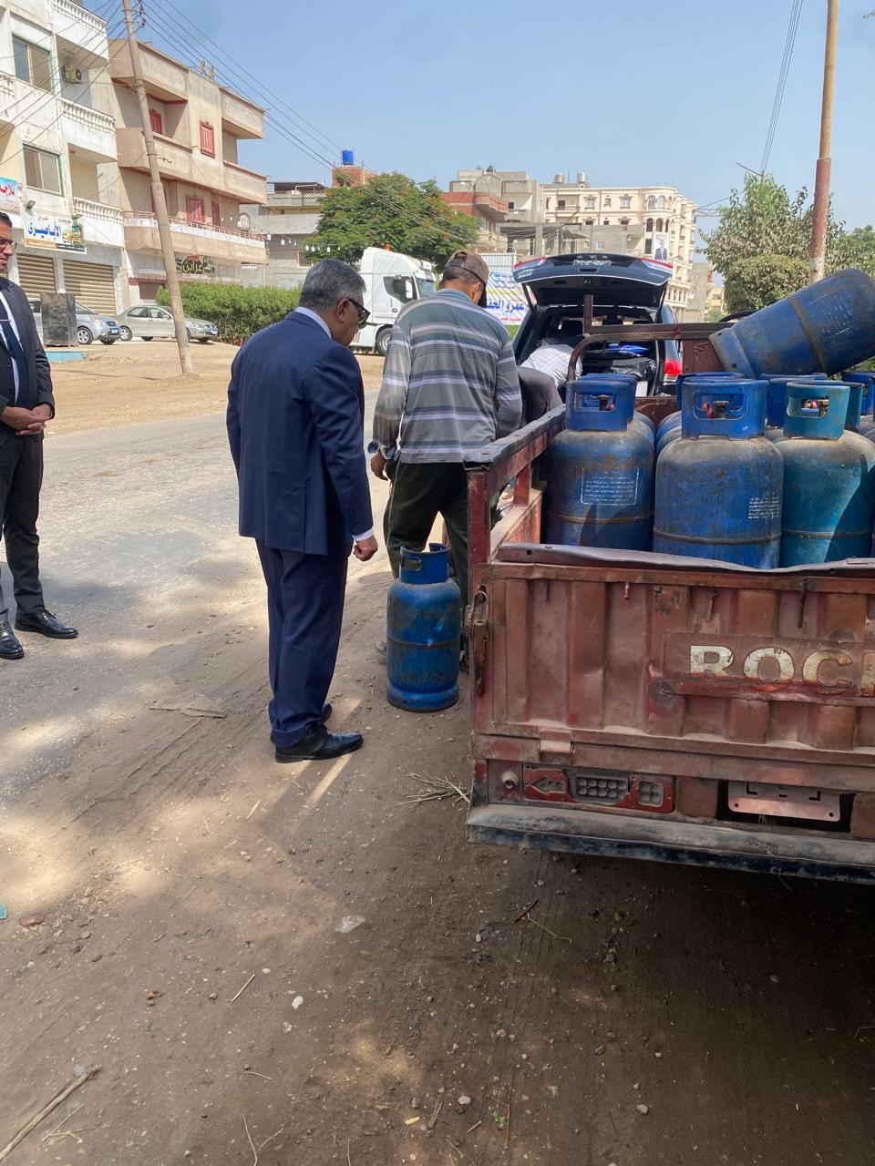 محافظ الدقهلية يوقف بائع أسطوانات غاز بمنية النصر للتأكد من الوزن والمواصفات