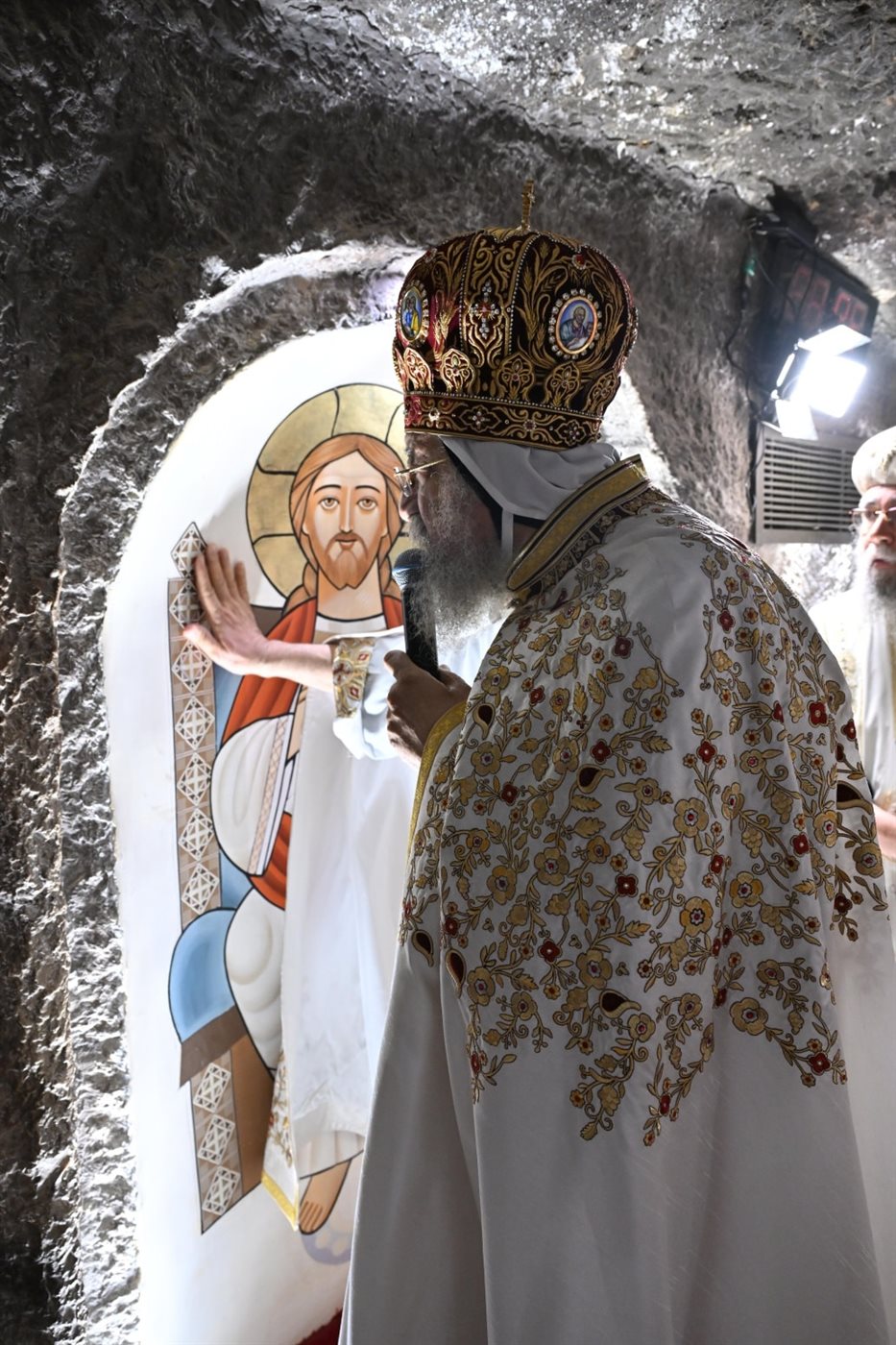 البابا تواضروس الثاني يدشن كنيسة المغارة