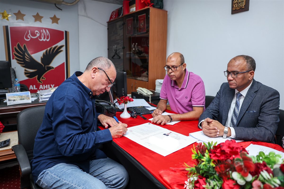 الخطيب خلال التقدم بأوراق ترشحه على رئاسة الأهلي