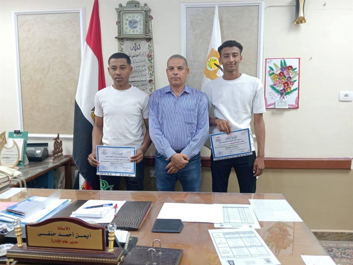 تعليم الوادي الجديد يكرم طالبين أعادا مبلغ مالى كبير لصاحبته