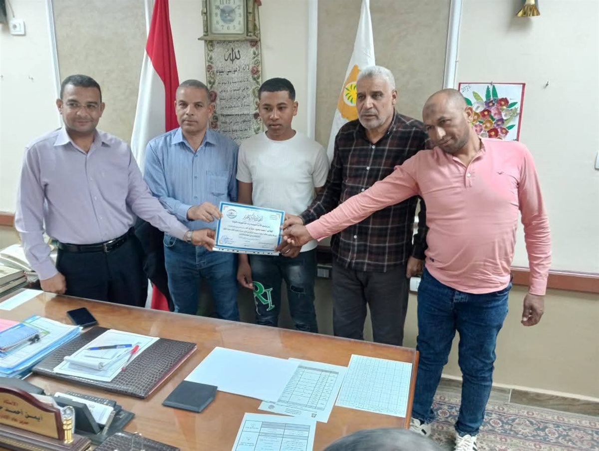 تعليم الوادي الجديد يكرم طالبين أعادا مبلغ مالى كبير لصاحبته