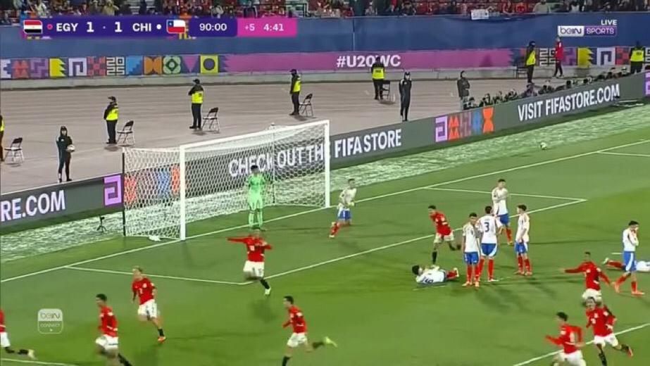 احتفال لاعبي المنتخب بهدف عمر خضر