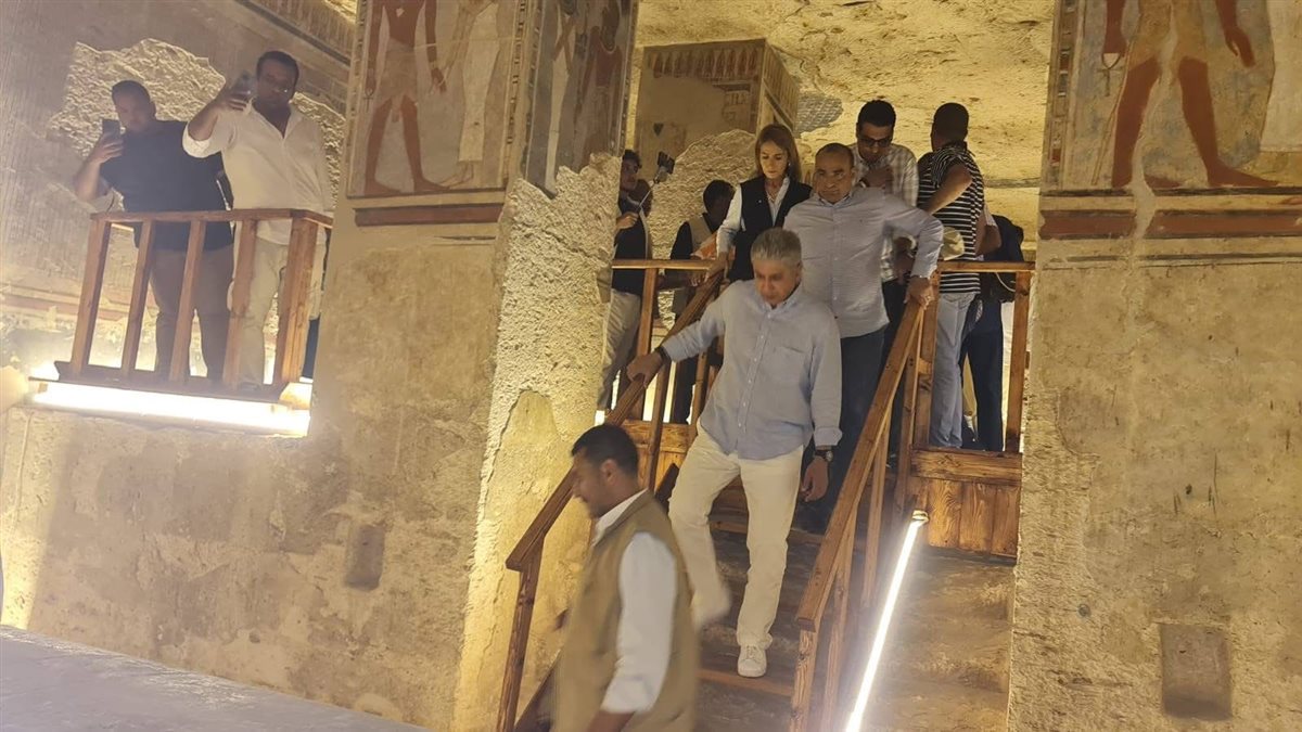 وزير السياحة داخل المقبرة