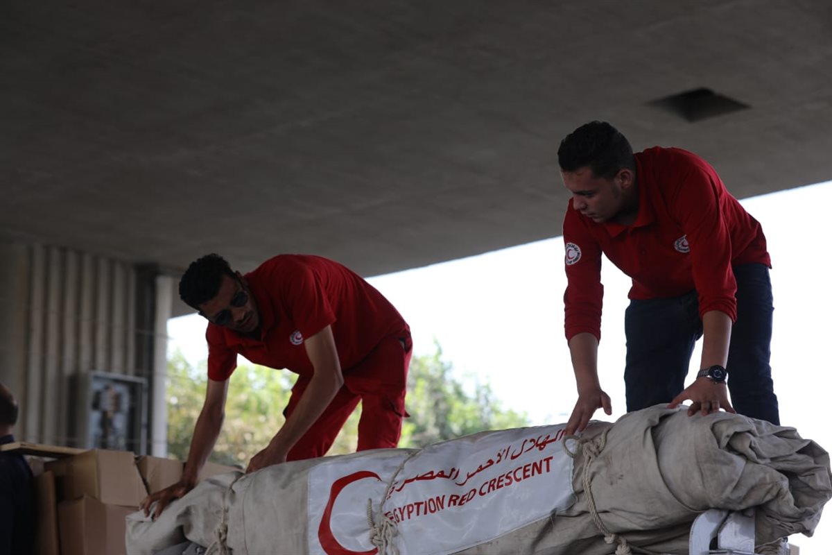 الهلال الأحمر يُطلق قافلة إغاثية عاجلة لمتضرري ارتفاع منسوب نهر النيل بالمنوفية