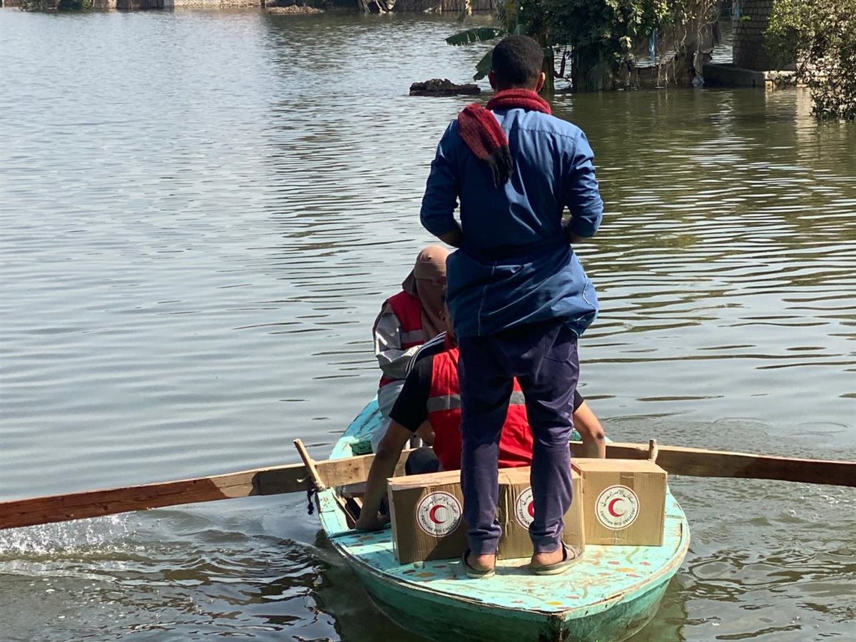 الهلال الأحمر يُطلق قافلة إغاثية عاجلة لمتضرري ارتفاع منسوب نهر النيل بالمنوفية