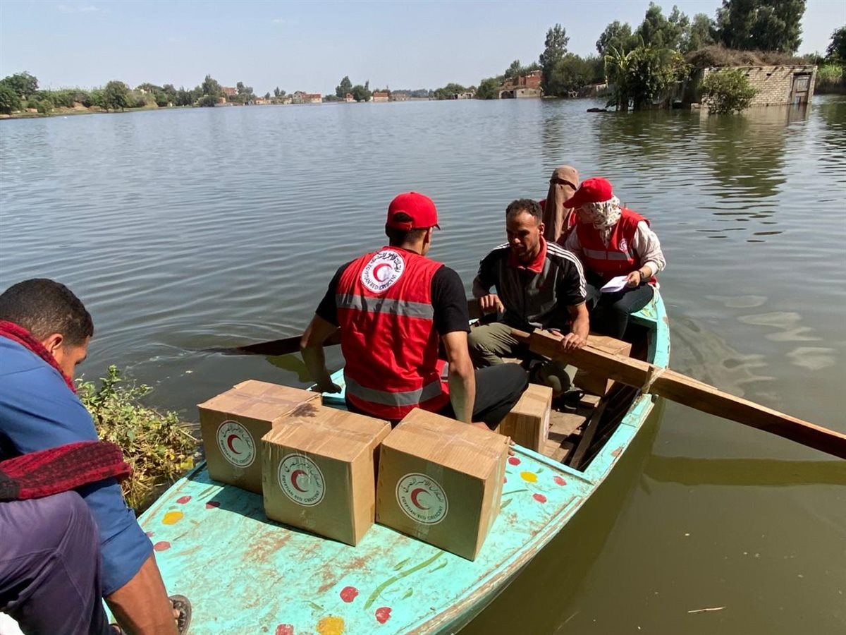 الهلال الأحمر يُطلق قافلة إغاثية عاجلة لمتضرري ارتفاع منسوب نهر النيل بالمنوفية