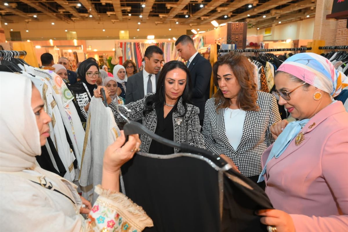 وزيرة التضامن تتفقد جناح صندوق دعم الصناعات الريفية والبيئية المشارك بمعرض تراثنا