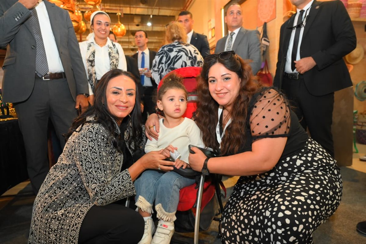 وزيرة التضامن تتفقد جناح صندوق دعم الصناعات الريفية والبيئية المشارك بمعرض تراثنا