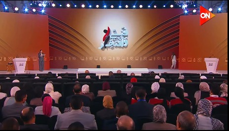 بحضور انتصار السيسي.. ملك أحمد زاهر تقدم حفل تكريم أوائل الدبلومات الفنية