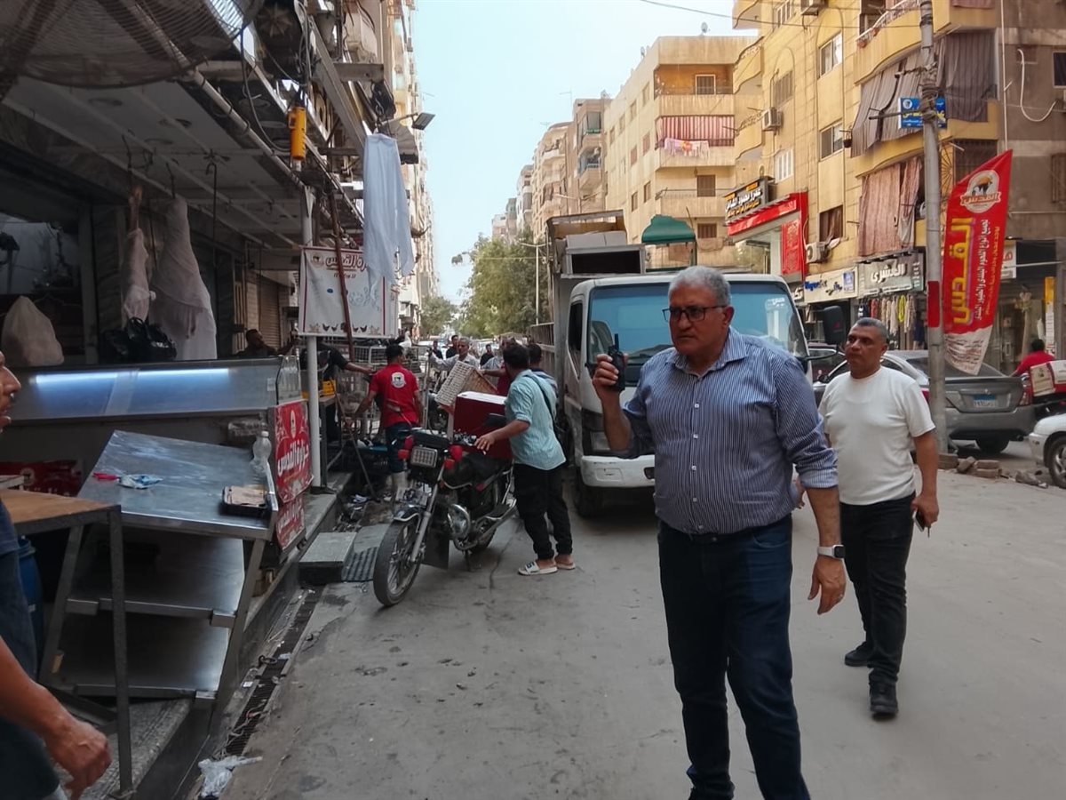 رئيس حي السلام أول يقود حملة مكبرة لإزالة الإشغالات بجسر السويس