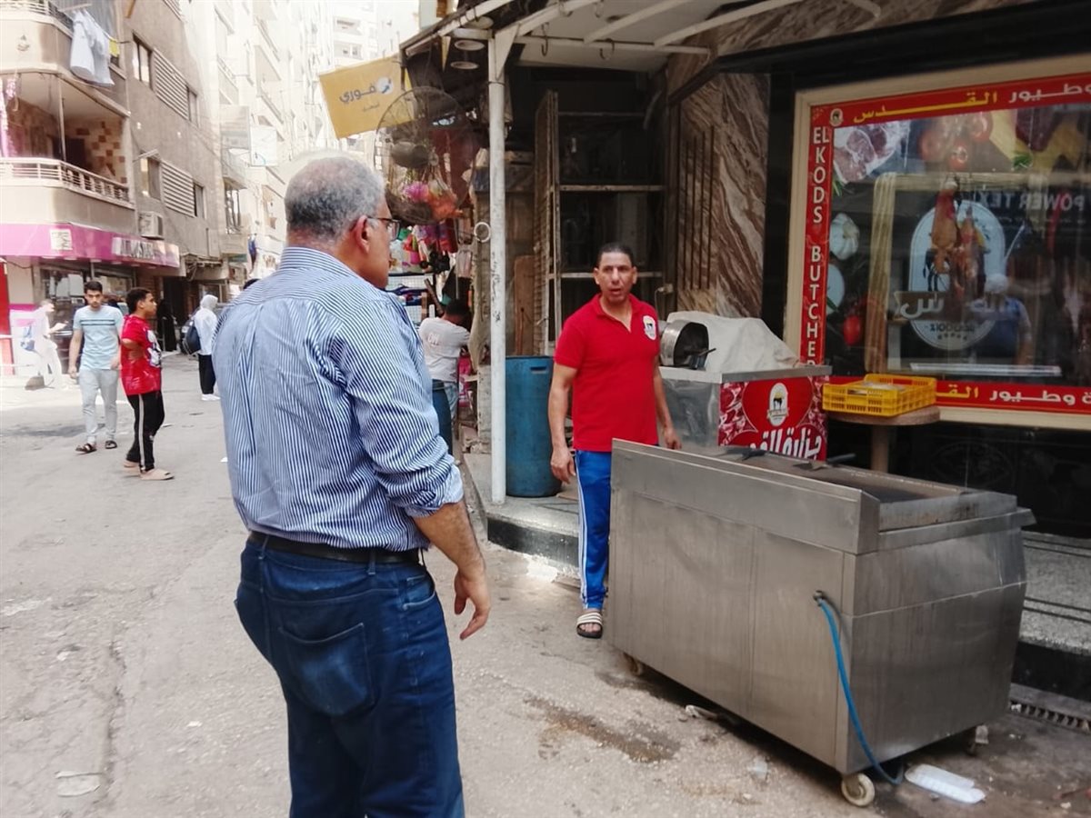 رئيس حي السلام أول يقود حملة مكبرة لإزالة الإشغالات بجسر السويس