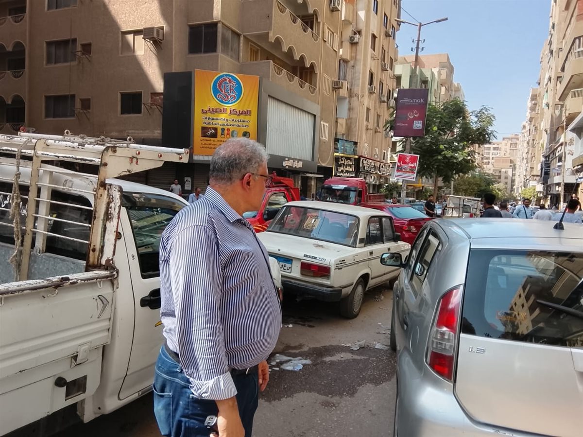 رئيس حي السلام أول يقود حملة مكبرة لإزالة الإشغالات بجسر السويس