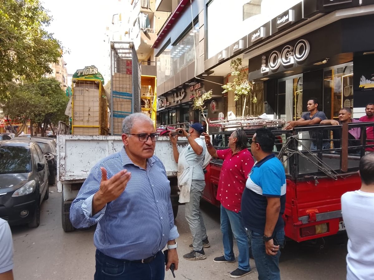 رئيس حي السلام أول يقود حملة مكبرة لإزالة الإشغالات بجسر السويس