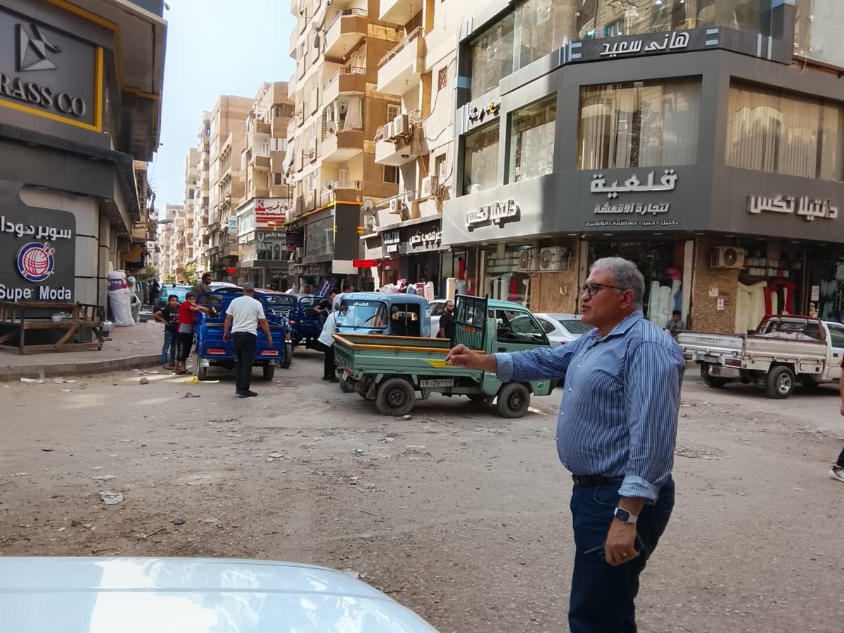 رئيس حي السلام أول يقود حملة مكبرة لإزالة الإشغالات بجسر السويس