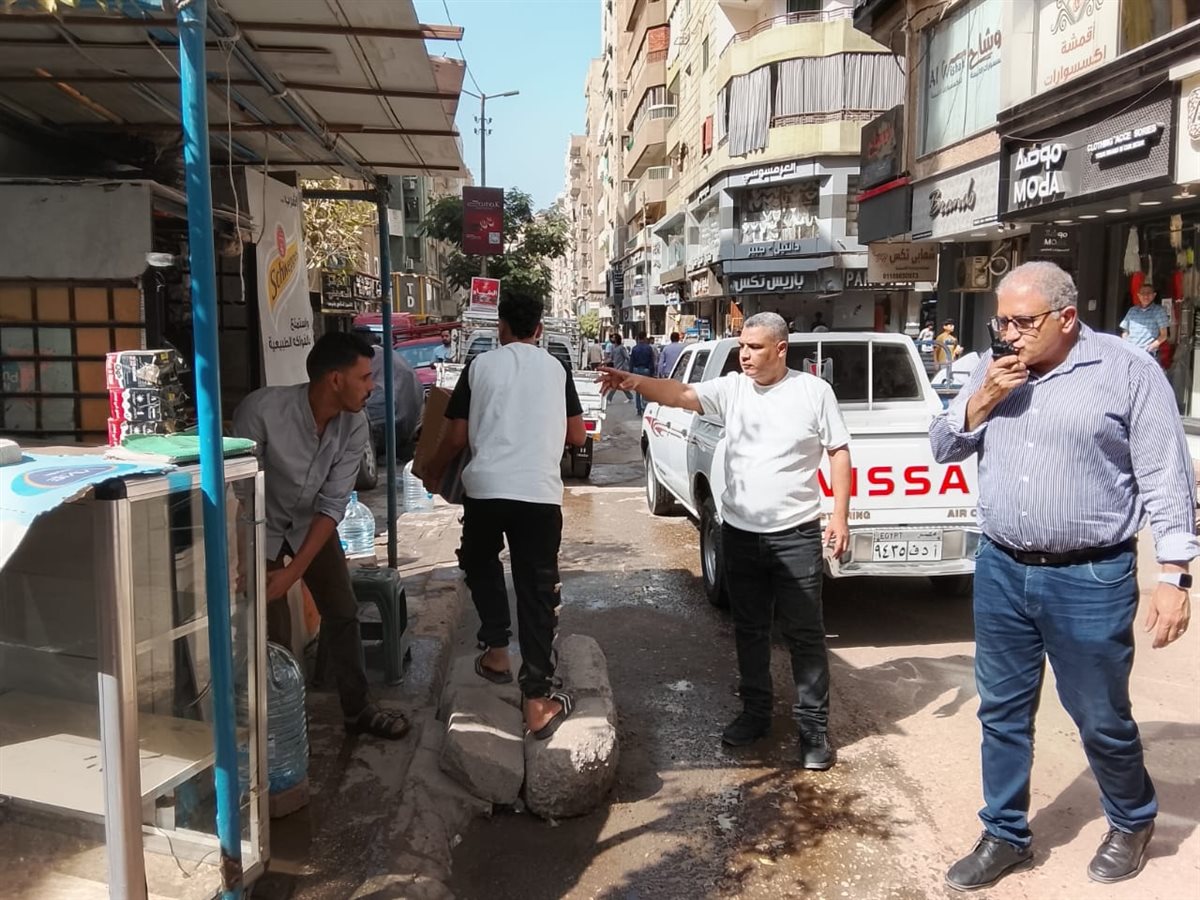 رئيس حي السلام أول يقود حملة مكبرة لإزالة الإشغالات بجسر السويس