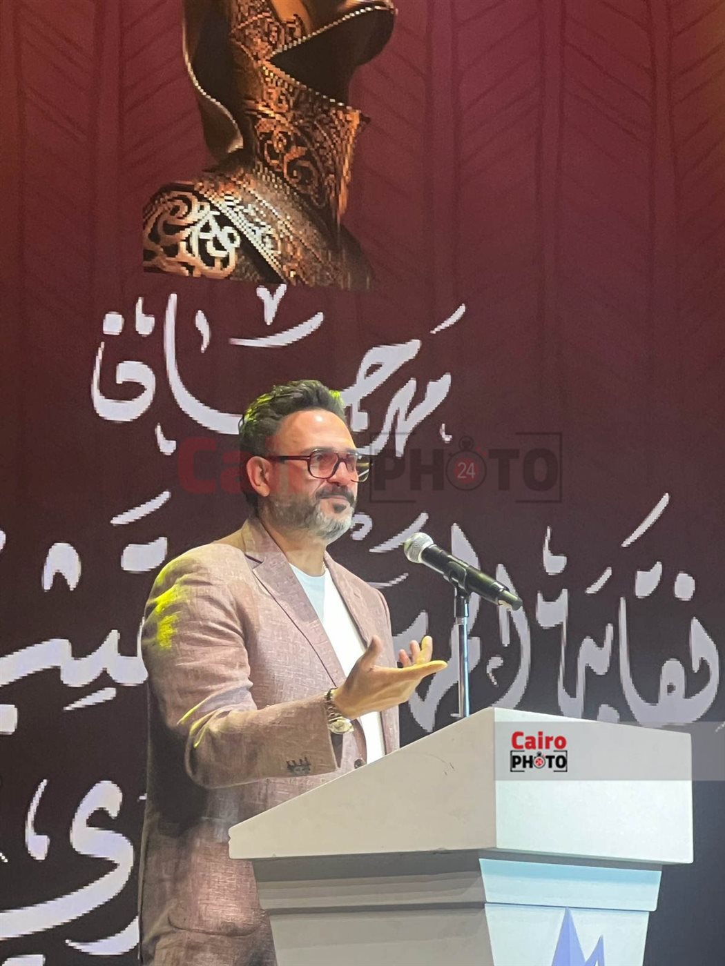 أكرم حسني يقدم حفل افتتاح الدورة الثامنة من مهرجان نقابة المهن التمثيلية