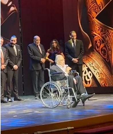على كرسي متحرك.. بكاء صبري عبد المنعم خلال تكريمه في مهرجان نقابة المهن التمثيلية: كويس أنكم لحقتونا وإحنا عايشين