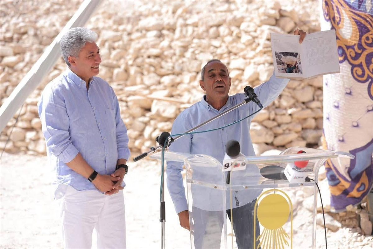 المرمم محمد محمود يرفع صورة لة في المقبرة شابا