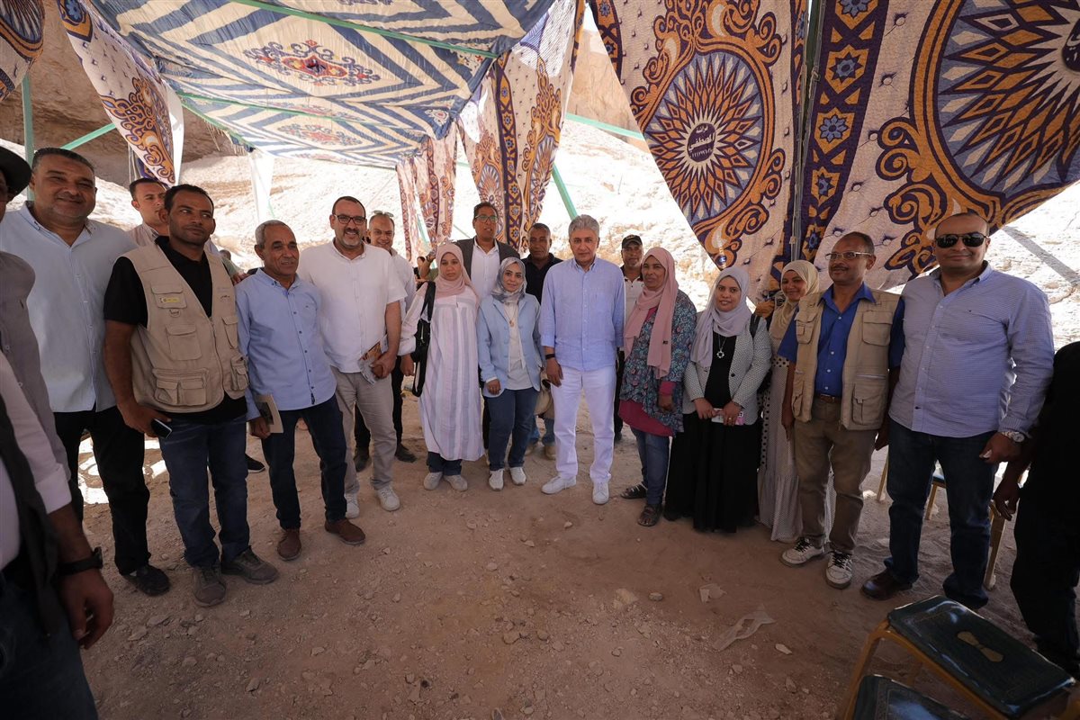 وزير السياحة مع مرممي مقبرة أمنحتب الثالث