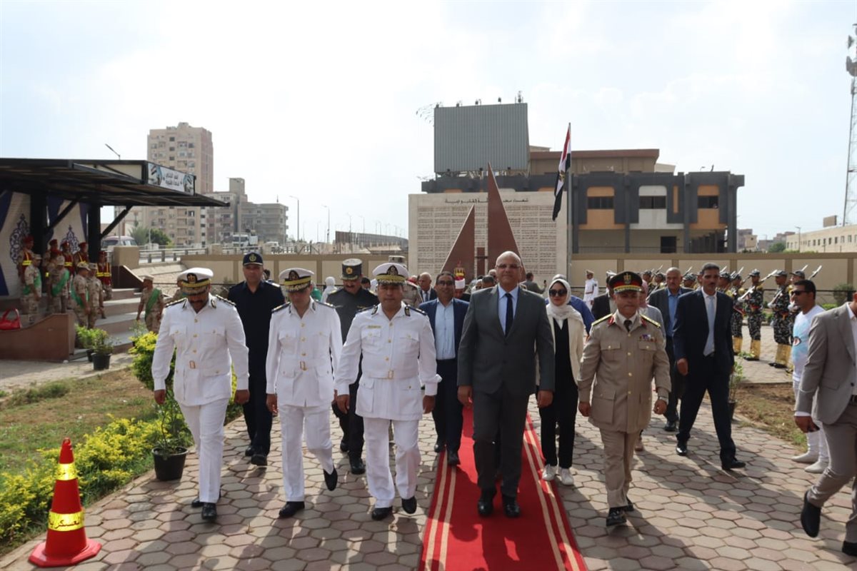 محافظ القليوبية يضع إكليل الزهور على النصب التذكاري للجندي المجهول