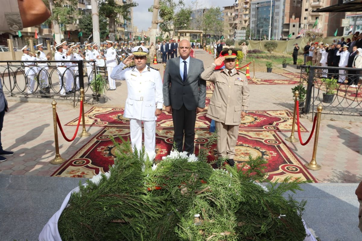 محافظ القليوبية يضع إكليل الزهور على النصب التذكاري للجندي المجهول