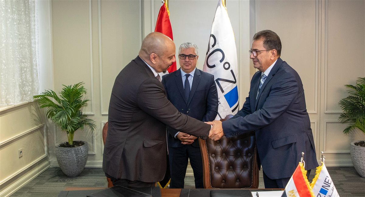 جانب من التوقيع