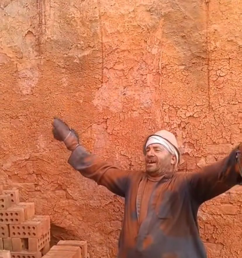 عم محمود بكر صاحب فيديو الغناء الشعبي بمصنع الطوب