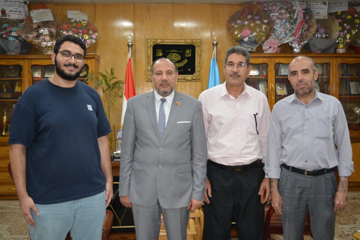 طلبة كلية الصيدلة بجامعة الأزهر بأسيوط