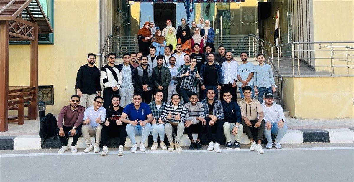 طلبة كلية الصيدلة بجامعة الأزهر بأسيوط