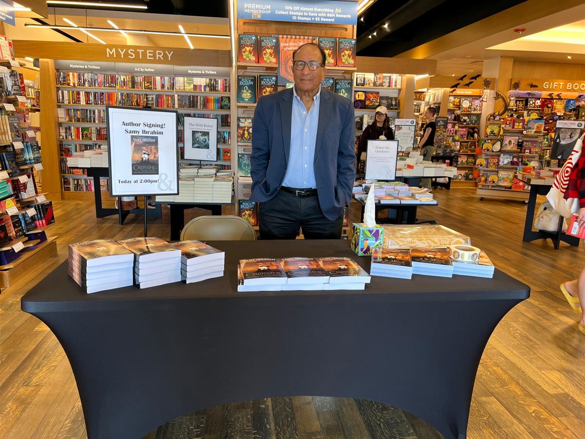 سامي حنا إبراهيم خلال توقيع مذكراته