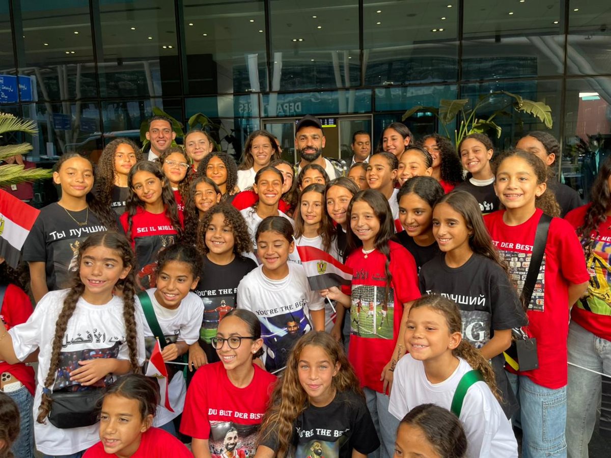 كواليس استقبال النجم المصري محمد صلاح في مطار القاهرة الدولي