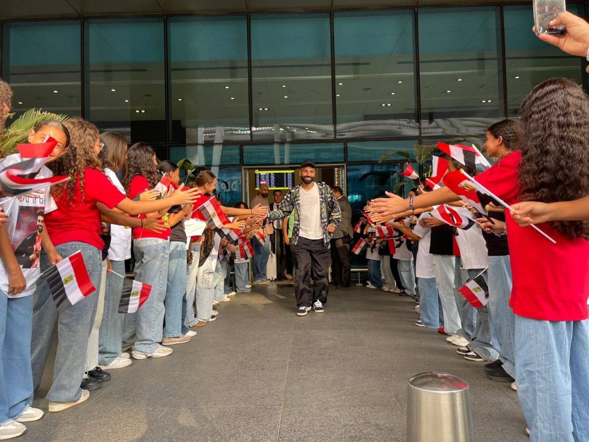 كواليس استقبال النجم المصري محمد صلاح في مطار القاهرة الدولي