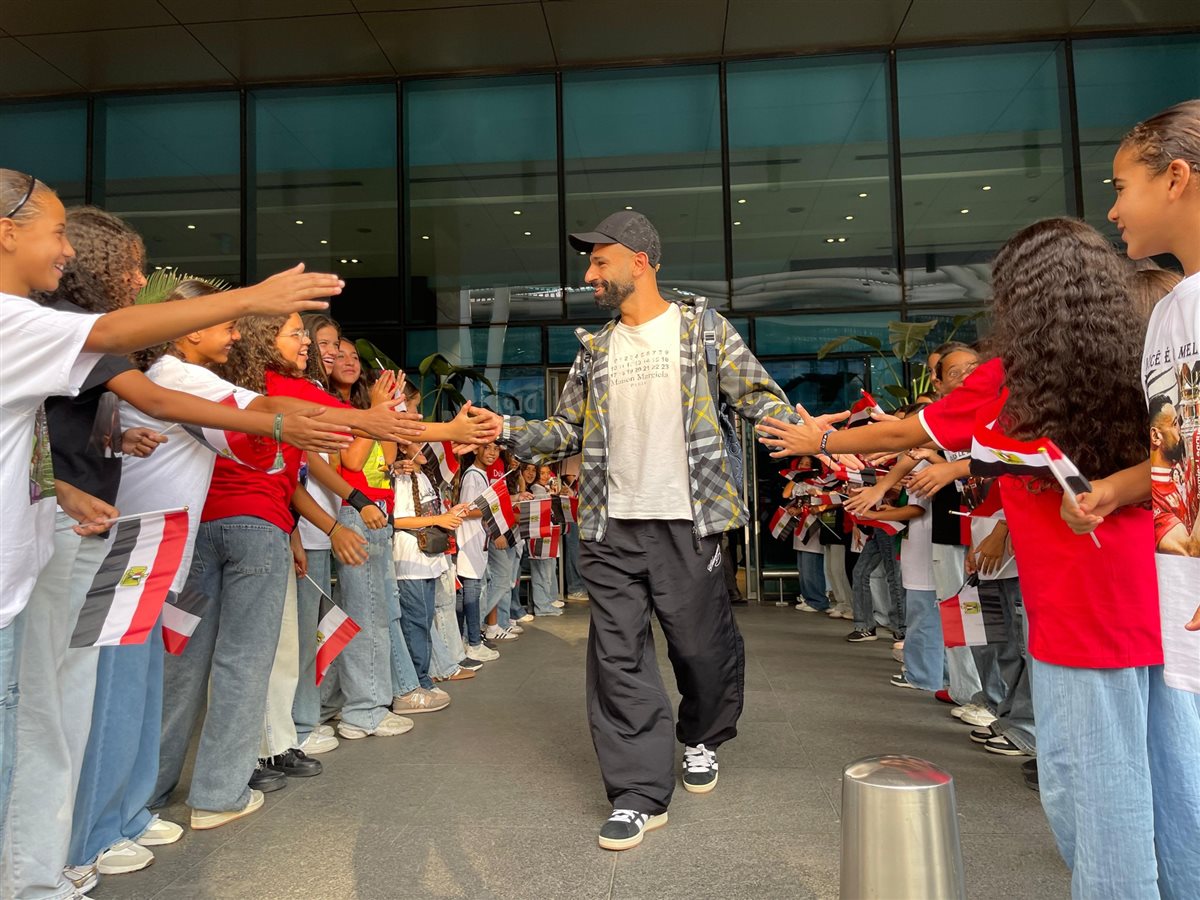 كواليس استقبال النجم المصري محمد صلاح في مطار القاهرة الدولي