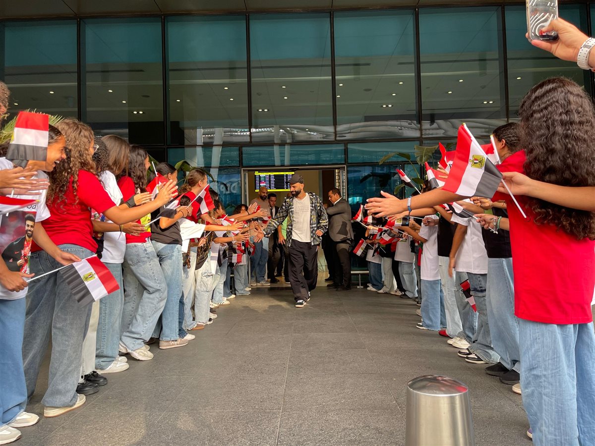 كواليس استقبال النجم المصري محمد صلاح في مطار القاهرة الدولي