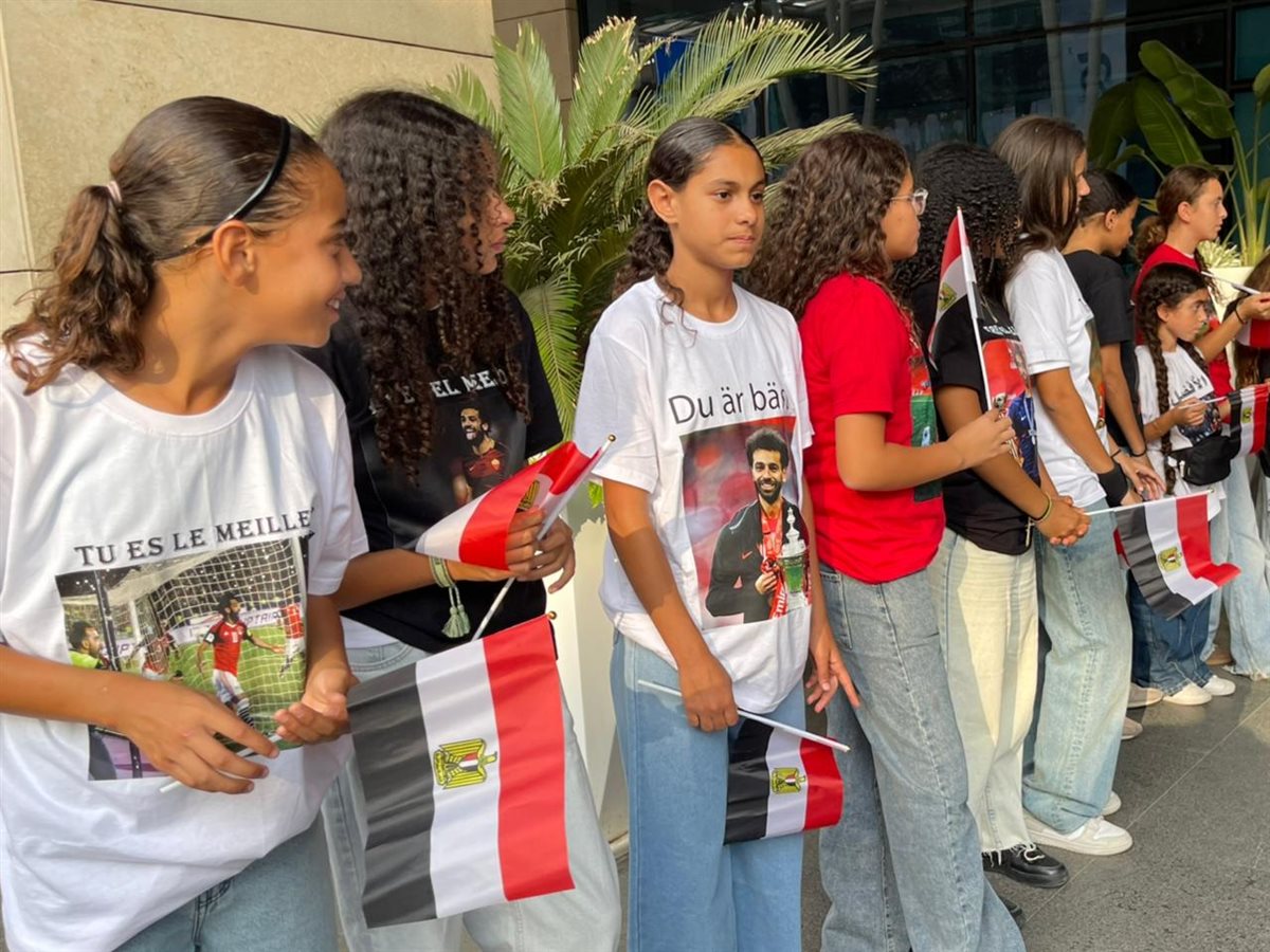 كواليس استقبال النجم المصري محمد صلاح في مطار القاهرة الدولي