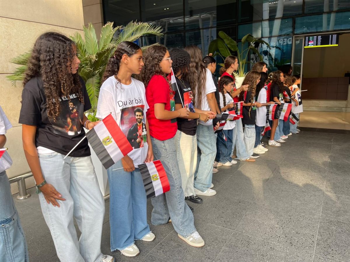 كواليس استقبال النجم المصري محمد صلاح في مطار القاهرة الدولي