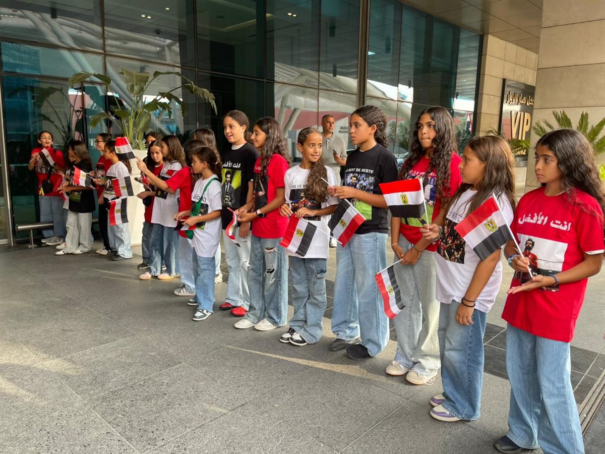 كواليس استقبال النجم المصري محمد صلاح في مطار القاهرة الدولي