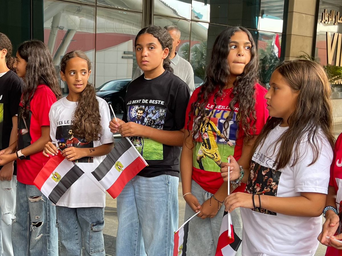 كواليس استقبال النجم المصري محمد صلاح في مطار القاهرة الدولي