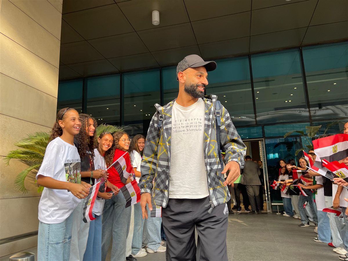 كواليس استقبال النجم المصري محمد صلاح في مطار القاهرة الدولي