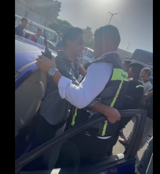 القبض على مصمم أزياء بتهمة قيادة سيارته في حالة سكر بروض الفرج