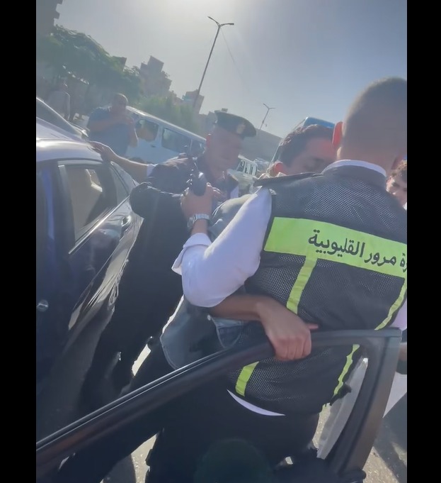 القبض على مصمم أزياء بتهمة قيادة سيارته في حالة سكر بروض الفرج