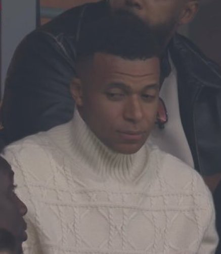 <strong>كيليان مبابي نجم ريال مدريد يتابع مباراة باريس سان جيرمان وليل من المدرجات في الدوري الفرنسي</strong>